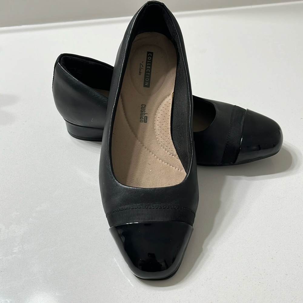 Clarks cushion soft black patent low heel dress shoes with gross grain ribbon